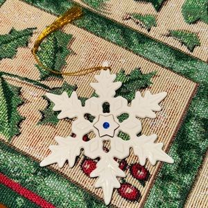Lenox 2004 Jeweled Snowflake Ornament Ivory Fine China Blue Gem 24K Gold Trim